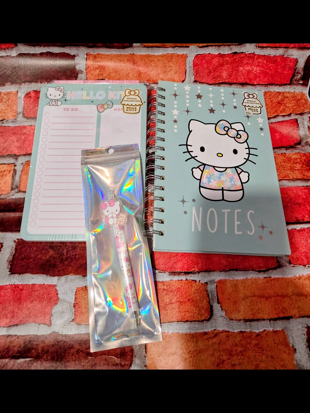 708-Limited Edition-Hello Kitty Mint Green Notes & Pen Stationery Set